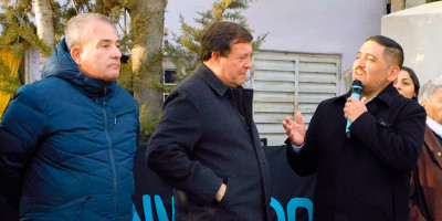 Nelson Quinteros junto al Gobernador Weretilneck Gas en Ramos Mexía