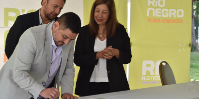 Quinteros firma convenio educación Viedma